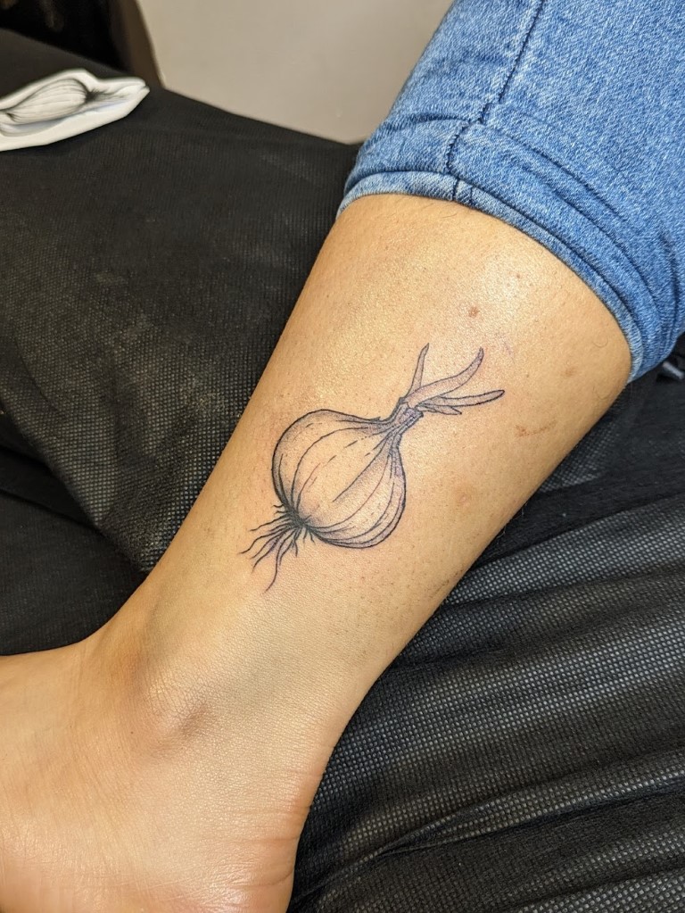 קעקוע קוים עדינים על הגב