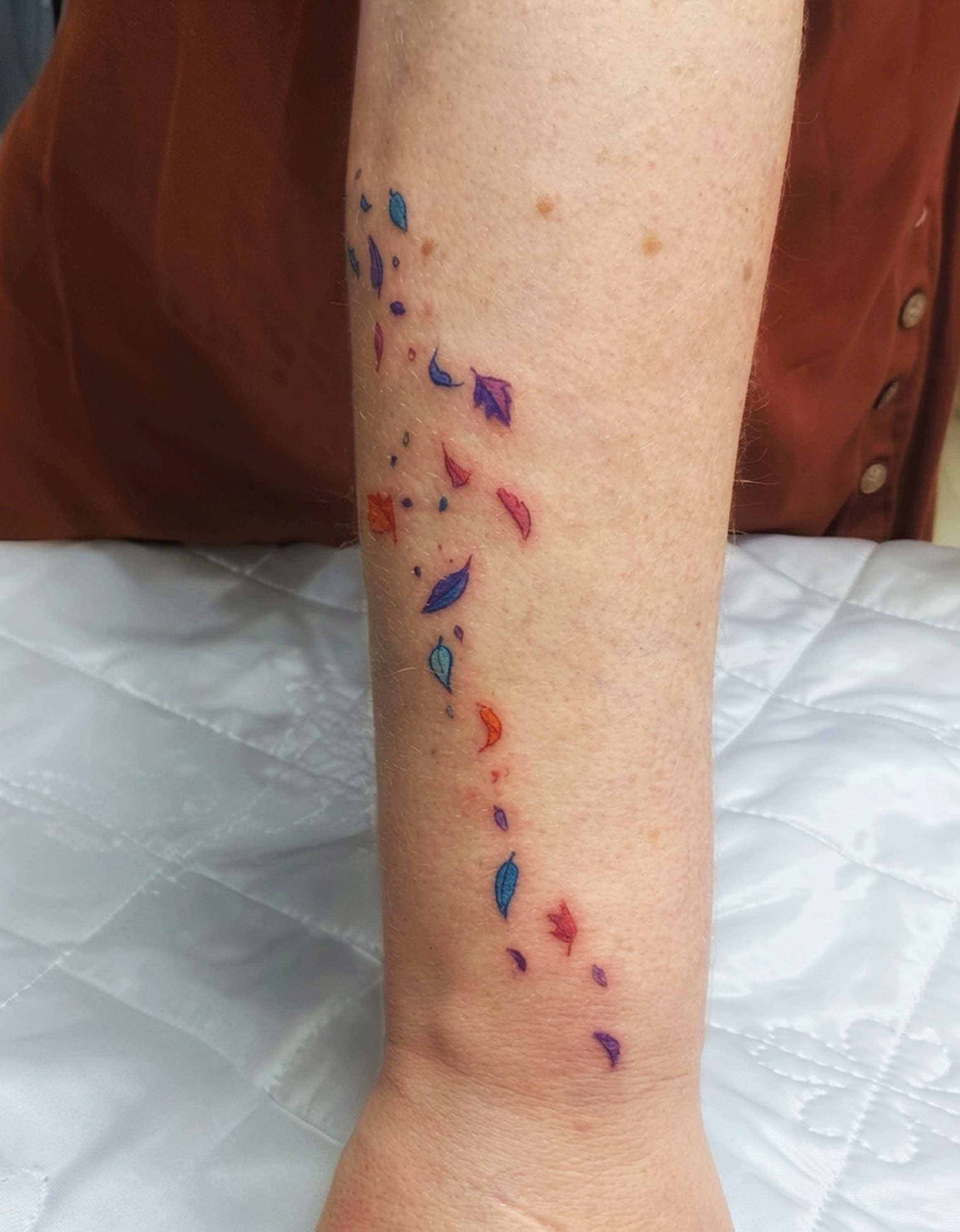 קעקוע קטן ומרומז מאחורי האוזן